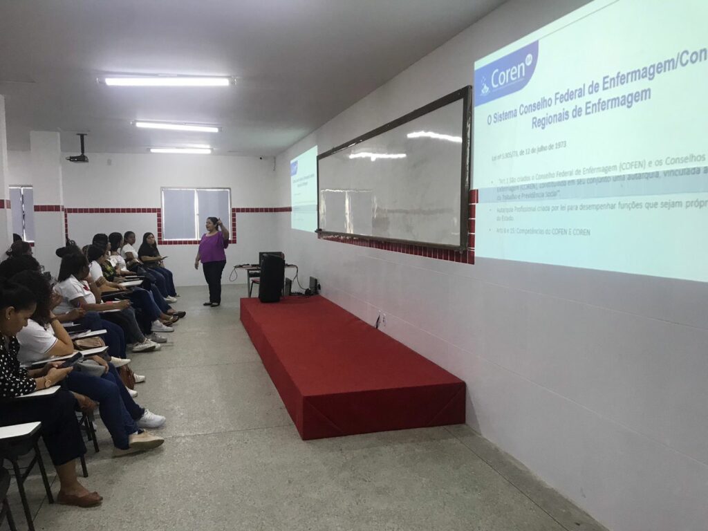 Representantes Do Coren BA Ministram Palestra Para Estudantes Do Centro